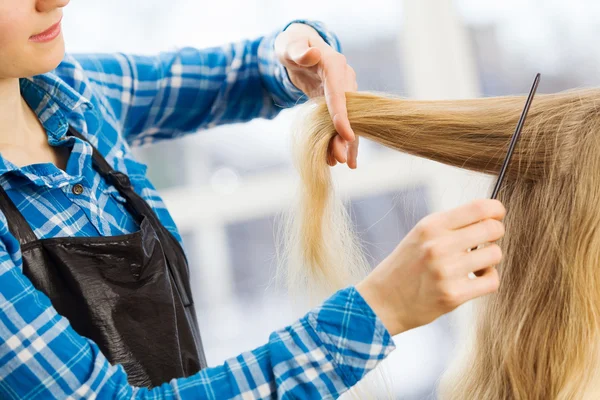 Jeune femme et coiffeur — Photo