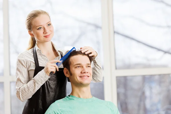 Joven peluquero hombre y mujer — Foto de Stock