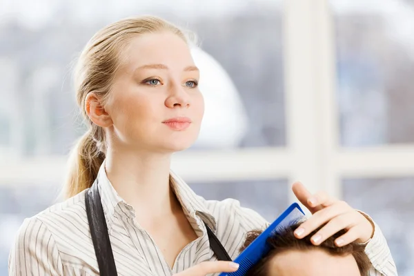 Young man and woman hairdresser — Stock Photo, Image