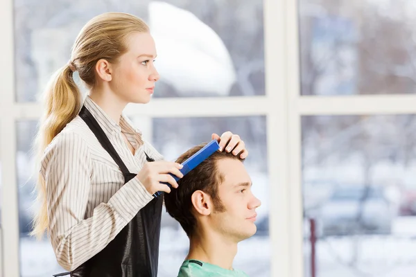 Young man and woman hairdresser — Stock Photo, Image