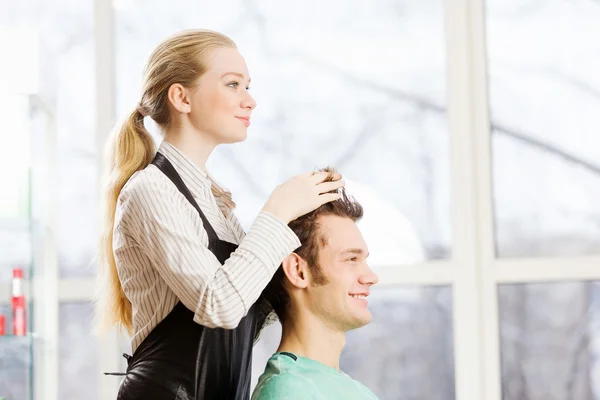 Mladý muž a žena kadeřnice — Stock fotografie
