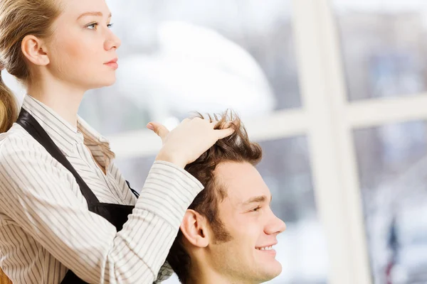 Young man and woman hairdresser — Stock Photo, Image