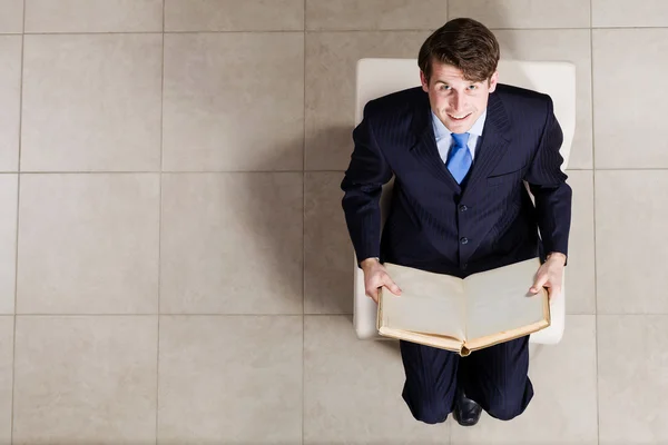 Empresário sentado na cadeira — Fotografia de Stock