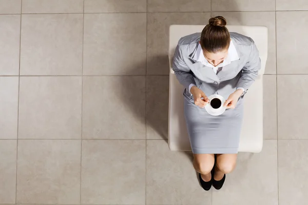 Busineswoman med fika — Stockfoto