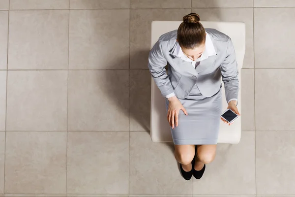 Femme d'affaires avec téléphone portable — Photo