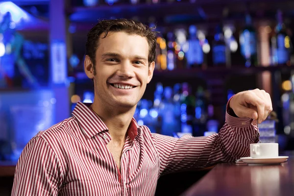 Schöner Mann sitzt an der Bar — Stockfoto