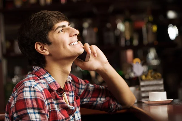 Muž mluví telefonu v baru — Stock fotografie