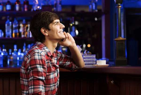 Un uomo che parla al telefono al bar — Foto Stock