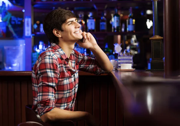 Man talking on phone at bar — Stock Photo, Image