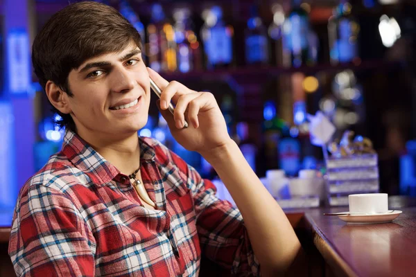 Mann telefoniert in Bar — Stockfoto