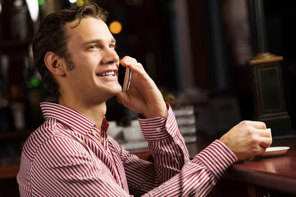 Mannen som pratar i telefon — Stockfoto