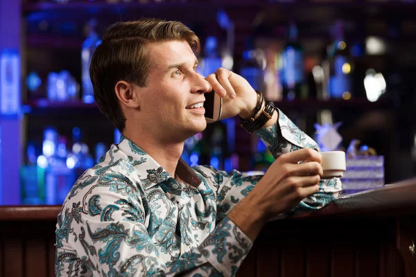 Man talking on phone at bar — Stock Photo, Image