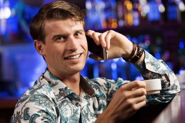 Man talking on phone at bar — Stock Photo, Image