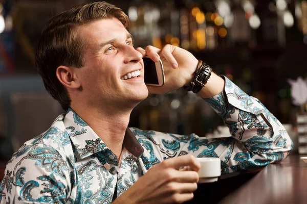 Un uomo che parla al telefono al bar — Foto Stock