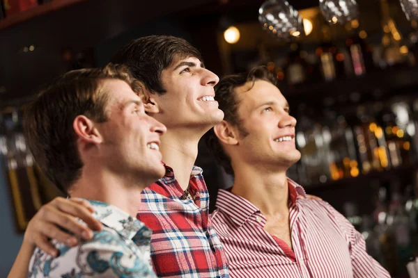 Les jeunes hommes regardent match — Photo