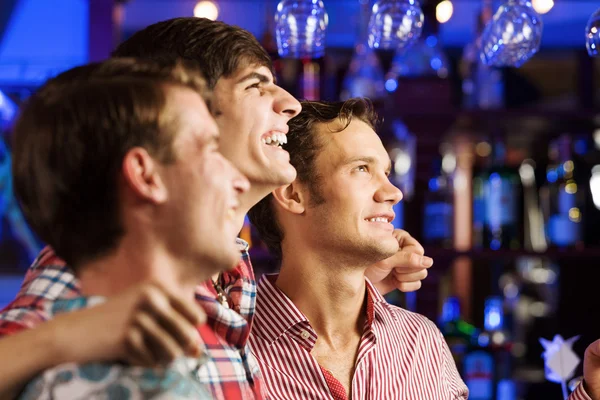 Les jeunes hommes regardent match — Photo