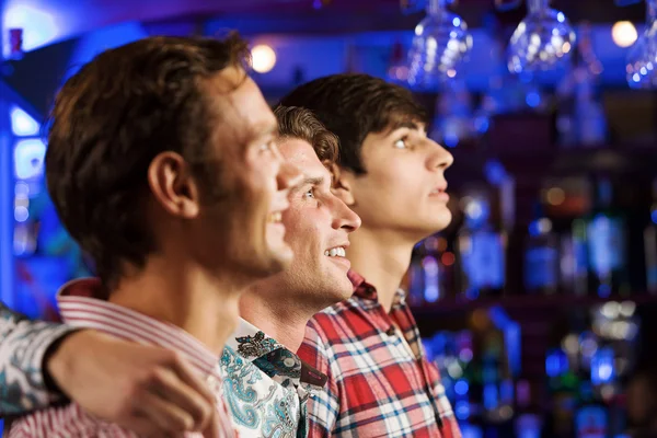 Les jeunes hommes regardent match — Photo