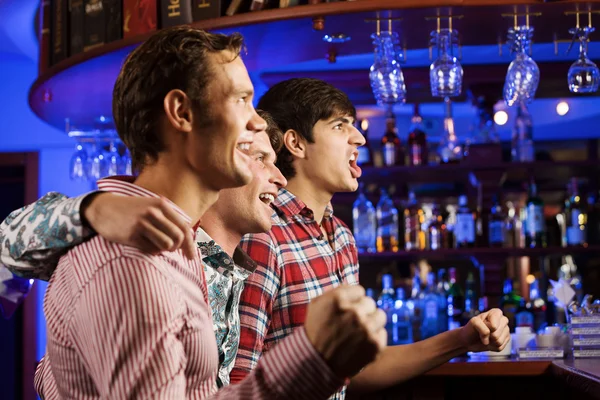 Hombres jóvenes viendo el partido — Foto de Stock