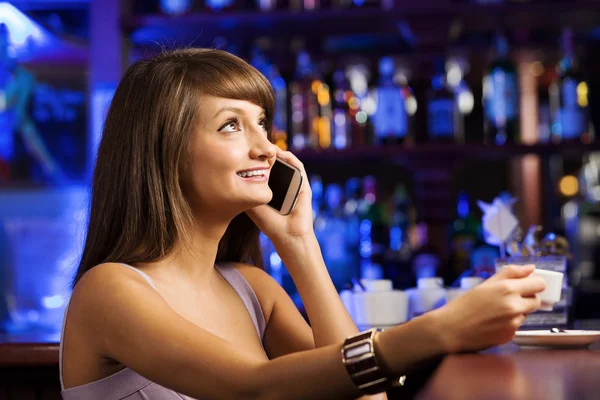 Señora en el bar hablando por teléfono — Foto de Stock