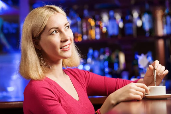 Felice giovane donna che beve caffè — Foto Stock