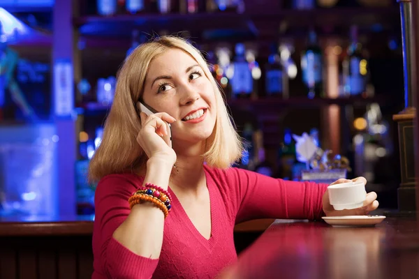 Signora al bar che parla al telefono — Foto Stock