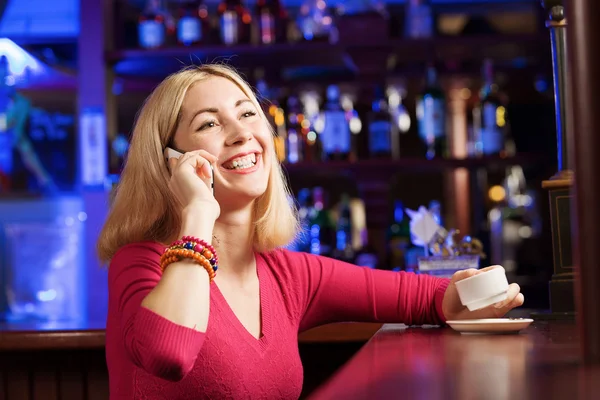 Kadın telefonda konuşurken Bar — Stok fotoğraf