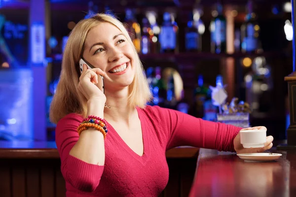 Signora al bar che parla al telefono — Foto Stock
