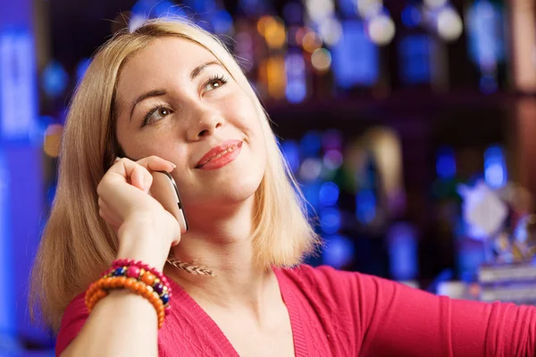 Señora en el bar hablando por teléfono — Foto de Stock