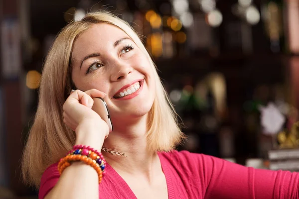 Dame au bar parlant au téléphone — Photo