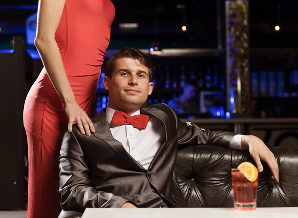 优雅的男人和女人在酒吧 — 图库照片