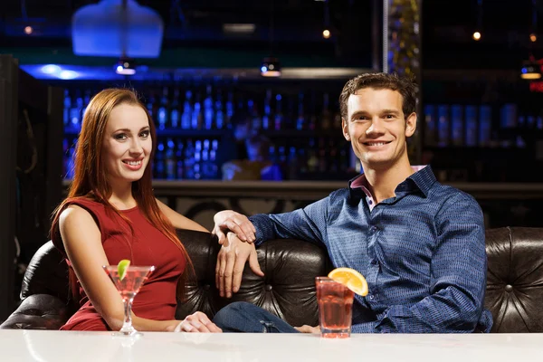 Eleganter Mann und Frau in der Bar — Stockfoto