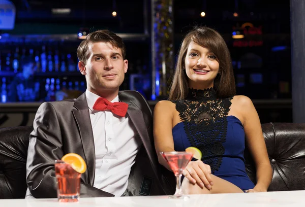 Homem e mulher elegantes no bar — Fotografia de Stock