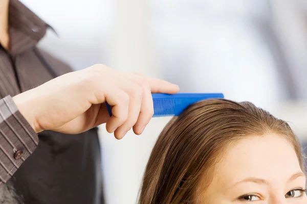 Mujer joven y peluquero masculino — Foto de Stock