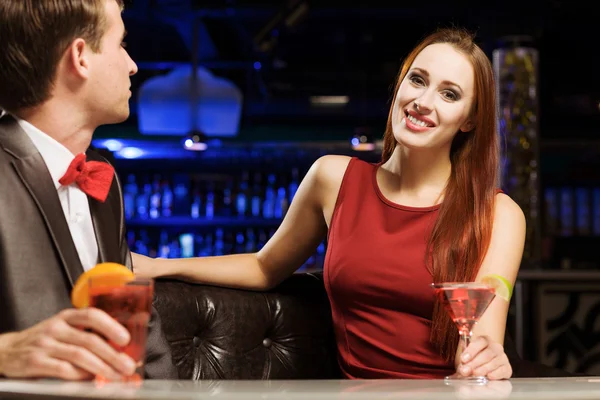Elégant homme et femme dans le bar — Photo