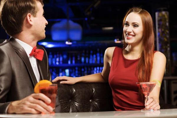 Homem e mulher elegantes no bar — Fotografia de Stock