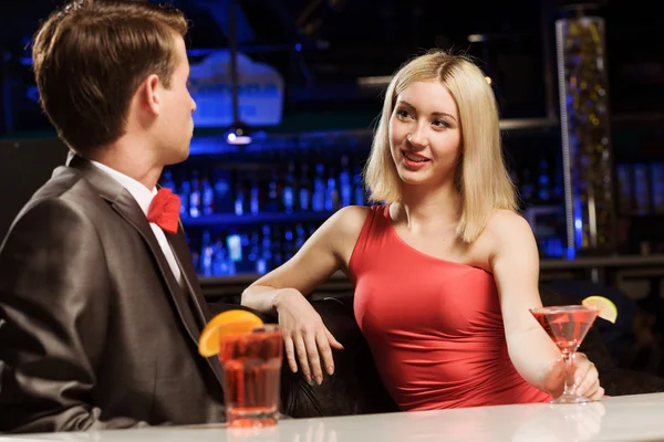 Elegante hombre y mujer en el bar — Foto de Stock