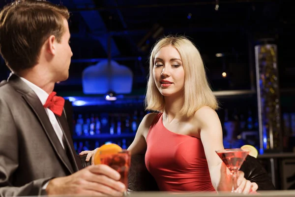 优雅的男人和女人在酒吧 — 图库照片