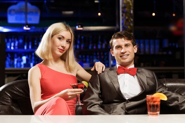 Homem e mulher elegantes em restaurante — Fotografia de Stock