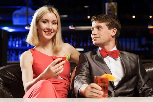 Elegante hombre y mujer en restaurante — Foto de Stock