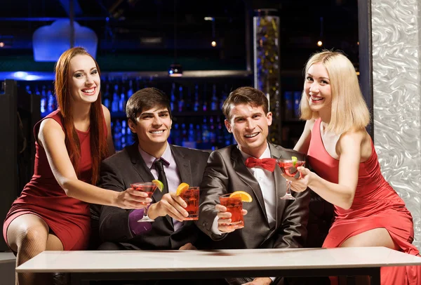 Personas teniendo fiesta de cóctel — Foto de Stock