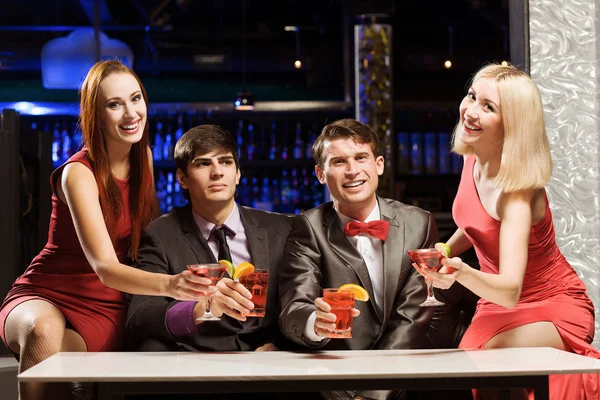 Persone che fanno cocktail party — Foto Stock