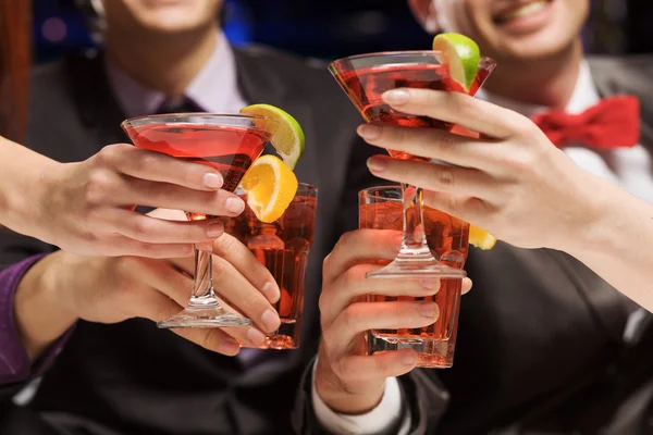 Persone che fanno cocktail party — Foto Stock