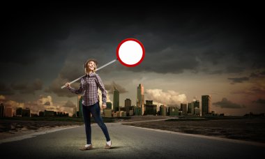 yol işaret tutan kadın