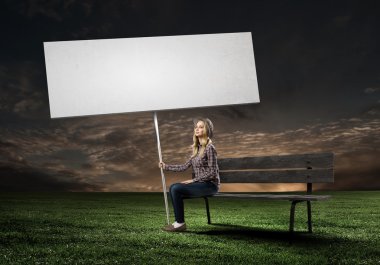 kadın holding beyaz boş başlık sayfası