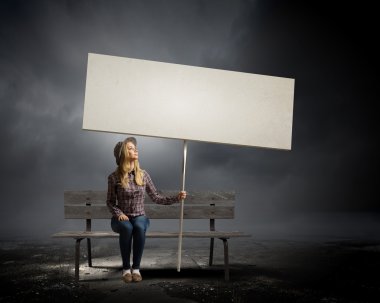 kadın holding beyaz boş başlık sayfası