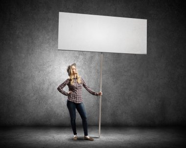 kadın taşıyan beyaz bayrak