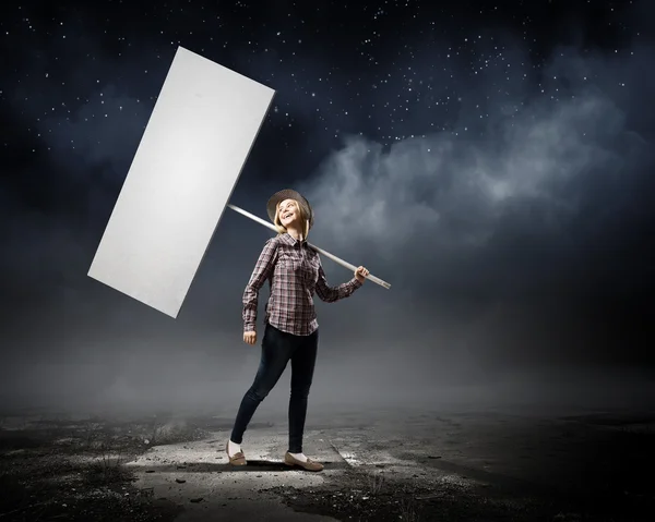 Mujer llevando pancarta en blanco — Foto de Stock