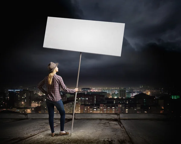 Mulher carregando banner em branco — Fotografia de Stock