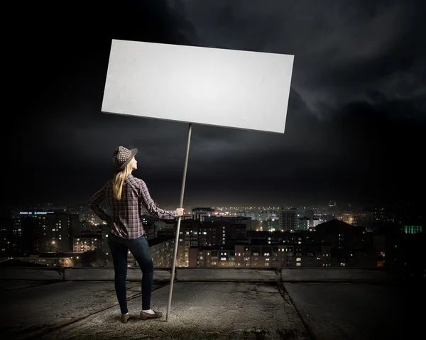 Vrouw met lege banner — Stockfoto