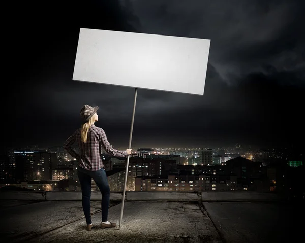 Mujer llevando pancarta en blanco — Foto de Stock